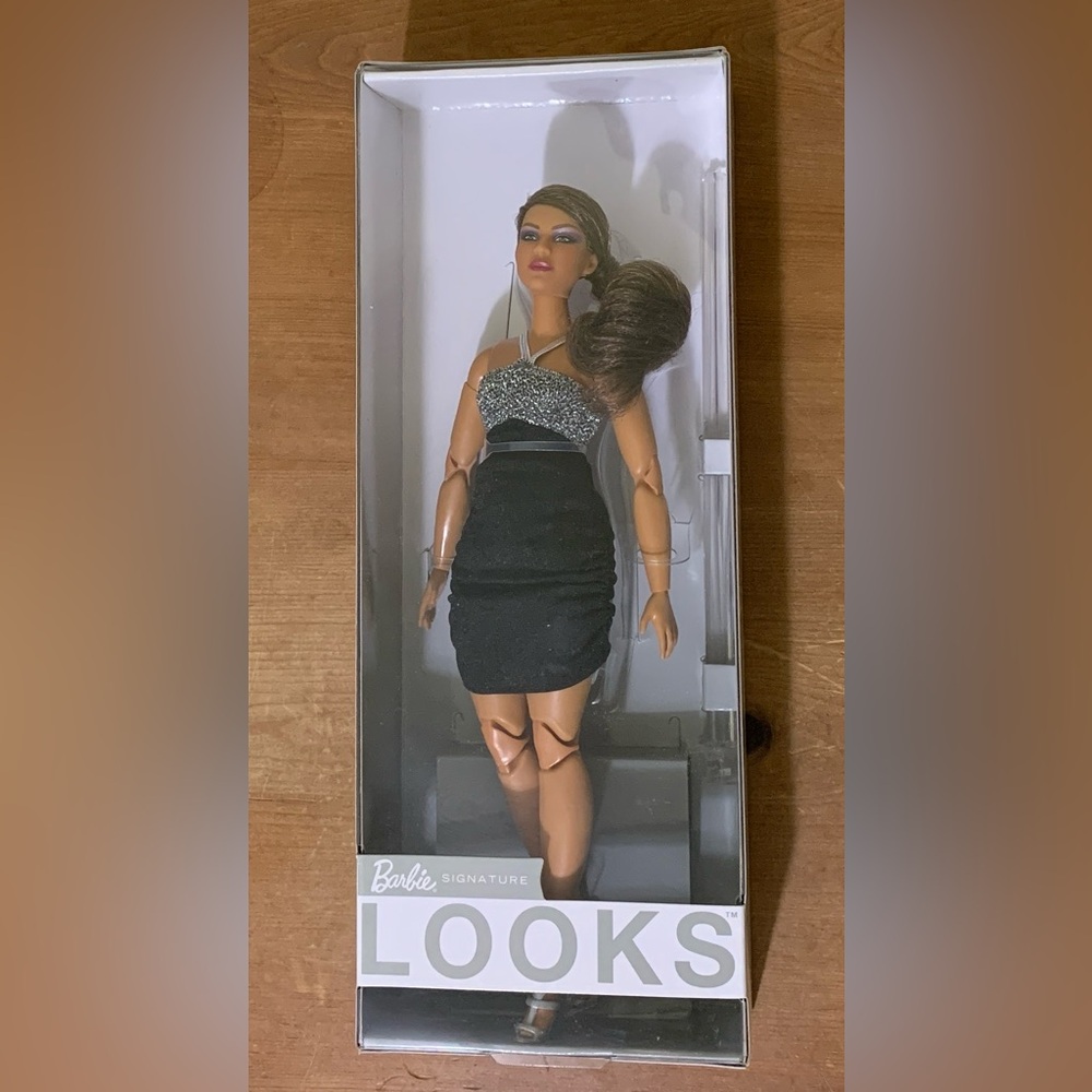 Barbie SignatureLooks 12 ArticulatedFashion CollectBrunette